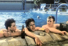 Zwischen Schule, Kino, Parties und Eisdiele sind Benny (Yiftach Katzur, l.), Momo (Jonathan Segal, M.) und Johnny (Zachi Noy) auf der Jagd nach den ersten sexuellen Erfahrungen.