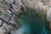 Auch in dieser engen Bucht, wo die Boote über Rampen ins Wasser gelassen werden, wächst Seegras, die Lunge des Mittelmeers und ein wichtiges Ökosystem. Auch in dieser engen Bucht, wo die Boote über Rampen ins Wasser gelassen werden, wächst Seegras, die Lunge des Mittelmeers und ein wichtiges Ökosystem.