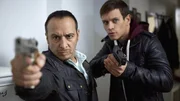 Semir (Erdogan Atalay, l.) und Alex (Vinzenz Kiefer) bemerken in Kevins Wohnung einen flüchtenden Schatten und verfolgen ihn... Semir (Erdogan Atalay, l.) und Alex (Vinzenz Kiefer) bemerken in Kevins Wohnung einen flüchtenden Schatten und verfolgen ihn...