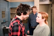 Robert (Felix Maximilian) ist getroffen, als er Kathi (Mandy Neidig) und Manuel (Daniel Sellier, l.) vertraut miteinander sieht.