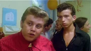 Auf der Party m&uuml;ssen Benny (Yiftach Katzur, re.) und Johnny (Zachi Noy) mitansehen, wie sich Momo an Bennys Schwarm Nili heranmacht..Auf der Party mĂĽssen Benny (Yiftach Katzur, re.) und Johnny (Zachi Noy) mitansehen, wie sich Momo an Bennys Schwarm Nili heranmacht..