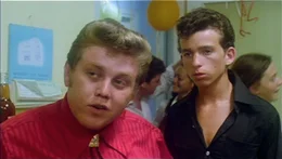 Auf der Party m&uuml;ssen Benny (Yiftach Katzur, re.) und Johnny (Zachi Noy) mitansehen, wie sich Momo an Bennys Schwarm Nili heranmacht..Auf der Party mĂĽssen Benny (Yiftach Katzur, re.) und Johnny (Zachi Noy) mitansehen, wie sich Momo an Bennys Schwarm Nili heranmacht..