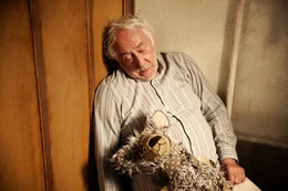 Der ehemalige Tierarzt Amandus (Dieter Hallervorden) zeigt zunehmend Anzeichen einer Alzheimer-Erkrankung.  +++ Die Verwendung des sendungsbezogenen Materials ist nur mit dem Hinweis und Verlinkung auf RTL+ gestattet. +++