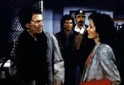 Jonathan (Michael Landon, 2.v.l.) und Mark (Victor French, 2.v.r.) beobachten, wie sich Matthew (John Rubinstein, l.) mit Staatsanwältin Reynolds (Robin Strasser) anlegt. Jonathan (Michael Landon, 2.v.l.) und Mark (Victor French, 2.v.r.) beobachten, wie sich Matthew (John Rubinstein, l.) mit Staatsanwältin Reynolds (Robin Strasser) anlegt.