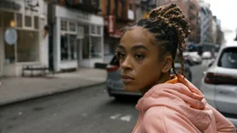 Yinka Bokinni l&auml;uft durch New York City.    +++ Die Verwendung des sendungsbezogenen Materials ist nur mit dem Hinweis und Verlinkung auf RTL+ gestattet. +++; Yinka Bokinni l&auml;uft durch New York City.    +++ Die Verwendung des sendungsbezogenen Materials ist nur mit dem Hinweis und Verlinkung auf RTL+ gestattet. +++