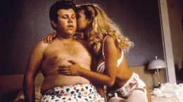 Der Anziehungskraft von Trixi (Sybille Rauch) kann sich auch Johnny (Zachi Noy) nicht entziehen!Der Anziehungskraft von Trixi (Sybille Rauch) kann sich auch Johnny (Zachi Noy) nicht entziehen!