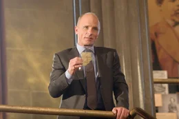 Ed Harris (Mitch Wilkinson).