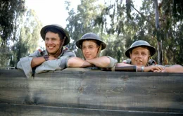 Selbst beim Milit&auml;r finden Johnny (Zachi Noy, re.), Benny (Jesse Katzur, Mi.) und Momo (Jonathan Segal) eine angenehme Abwechslung: im Nachbarcamp werden M&auml;dchen gedrllt...Selbst beim MilitĂ&curren;r finden Johnny (Zachi Noy, re.), Benny (Jesse Katzur, Mi.) und Momo (Jonathan Segal) eine angenehme Abwechslung: im Nachbarcamp werden MĂ&curren;dchen gedrllt...