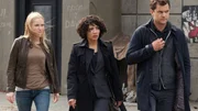 L-R: FBI-Agentin Olivia Warren (Anna Torv), Astrid Farnsworth (Jasika Nicole), Peter Bishop (Joshua Jackson)