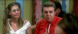 Johnny (Zachi Noy) und seine Freundin Martha (Rachel Steiner) am&uuml;sieren sich auf einer Party.Johnny (Zachi Noy) und seine Freundin Martha (Rachel Steiner) amĂĽsieren sich auf einer Party.