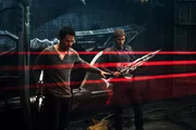 Aus Furcht vor einer erneuten Zerst&ouml;rung der eigenen Umwelt durch die verfeindeten Alien-Gruppen Autobots und Decepticons, hat die CIA die Jagd auf beide er&ouml;ffnet. Cade (Mark Wahlberg, l.) und Shane (Jack Reynor, r.) riskieren dennoch ihr Leben, um den friedlichen Autobots zu helfen ...