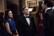 "Brooklyn Nine-Nine", "Wohltätigkeitsball der teuflischen Gedärme." Jakes Beziehung mit der hübschen Pflichtverteidigerin Sophia steht auf der Kippe. Seit die zwei ein Paar sind, stagniert Sophias Karriere. Ihrem Boss Geoffrey Hoytsman sind Cops ein Dorn im Auge. Während Sophia für eine Beziehungspause plädiert, versucht Jake das Problem auf seine Weise zu lösen: indem er Geoffreys Sympathie gewinnt. Das geht solange gut, bis er ihn beim Drogenkonsum erwischt. Indes erhält Holt die Chance, sich an seiner Erzfeindin Wuntch zu rächen. Von ihm hängt es ab, ob sie befördert wird. Im Bild (v.li.): Eva Longoria (Sophia Perez), Chris Parnell (Geoffrey Hoytsman), Andy Samberg (Jake Peralta). "Brooklyn Nine-Nine", "Wohltätigkeitsball der teuflischen Gedärme." Jakes Beziehung mit der hübschen Pflichtverteidigerin Sophia steht auf der Kippe. Seit die zwei ein Paar sind, stagniert Sophias Karriere. Ihrem Boss Geoffrey Hoytsman sind Cops ein Dorn im Auge. Während Sophia für eine Beziehungspause plädiert, versucht Jake das Problem auf seine Weise zu lösen: indem er Geoffreys Sympathie gewinnt. Das geht solange gut, bis er ihn beim Drogenkonsum erwischt. Indes erhält Holt die Chance, sich an seiner Erzfeindin Wuntch zu rächen. Von ihm hängt es ab, ob sie befördert wird. Im Bild (v.li.): Eva Longoria (Sophia Perez), Chris Parnell (Geoffrey Hoytsman), Andy Samberg (Jake Peralta).