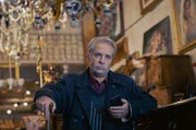 Morteza (Ahmad Mehranfar) in aufwendigem Make-up und Per&uuml;cke, um undercover in den VIP-Bereich des Altersheims zu gelangen