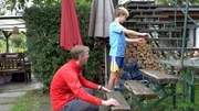 Christian und sein Sohn Arian wollen eine neue Gartentreppe bauen... Christian und sein Sohn Arian wollen eine neue Gartentreppe bauen...