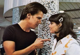 Bei einer Mondscheinparty verliebt sich Momo (Jonathan Segal) in die h&uuml;bsche Shelly (Daphne Armoni).