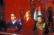 Konspiratives Treffen im "Rotlichtmilieu": Meisterhacker "The Plague" (Fisher Stevens, r.) f&uuml;hrt seine K&uuml;nste am Computer vor...