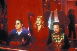 Konspiratives Treffen im "Rotlichtmilieu": Meisterhacker "The Plague" (Fisher Stevens, r.) f&uuml;hrt seine K&uuml;nste am Computer vor...
