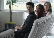 (v.l.n.r.) Barry Allen (Grant Gustin); Iris West-Allen (Candice Patton); Dr. Carla Tannhauser (Susan Walters) (v.l.n.r.) Barry Allen (Grant Gustin); Iris West-Allen (Candice Patton); Dr. Carla Tannhauser (Susan Walters)