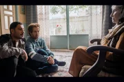 Ali (Navid Mohammadzadeh, li.), Morteza (Ahmad Mehranfar, Mi.) und Alma schleichen sich in ein Altersheim ein, um einen Betrüger im VIP-Bereich zu finden. Um Zugang zu erhalten, gibt Alma sich als Dokumentarfilmerin aus. Ali (Navid Mohammadzadeh, li.), Morteza (Ahmad Mehranfar, Mi.) und Alma schleichen sich in ein Altersheim ein, um einen Betrüger im VIP-Bereich zu finden. Um Zugang zu erhalten, gibt Alma sich als Dokumentarfilmerin aus.