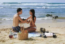 Benny (Jesse Katzur) hat sich in Rina (Sonja Martin) verliebt. Findet er am Strand Gelegenheit, ihr die Offiziersverkleidung vom Abend zuvor zu erkl&auml;ren?