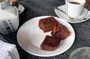In Costa Rica bereitet Geraldina einen Pudín de yuca zu, einen landestypischen Kuchen, der ursprünglich von den afrikanischen Einwanderern stammt. In Costa Rica bereitet Geraldina einen Pudín de yuca zu, einen landestypischen Kuchen, der ursprünglich von den afrikanischen Einwanderern stammt.