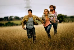 Als der Erfinder Cade Yaeger (Mark Wahlberg, l.) realisiert, dass sein restaurierungsbed&uuml;rftiger Lkw niemand anderes als der gesuchte transformierte Alien-F&uuml;hrer Optimus Prime ist, muss er mit seiner Tochter Tessa (Nicola Peltz, M.) und seinem Freund Lucas (T.J. Miller, r.) fl&uuml;chten ...