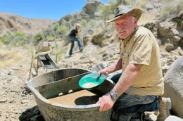 Erben des Goldrauschs: Bei Virginia City hat Goldgr&auml;ber Bill Findley einen Claim abgesteckt und w&auml;scht nun Goldk&ouml;rner aus der felsigen Erde.