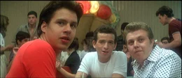 Die Freunde Momo (Jonathan Segal, li.), Benny (Jesse Katzur) und Johnny (Zachi Noy, re.) erg&auml;nzen sich prima: Benny ist sensibel, Bobby ein Draufg&auml;nger, und der dicke Johnny finanziert die gemeinsamen Eskapaden..Die Freunde Momo (Jonathan Segal, li.), Benny (Jesse Katzur) und Johnny (Zachi Noy, re.) ergĂ&curren;nzen sich prima: Benny ist sensibel, Bobby ein DraufgĂ&curren;nger, und der dicke Johnny finanziert die gemeinsamen Eskapaden..