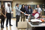 V.l.: Gina (Chelsea Peretti), Captain Ray Holt (Andre Braugher), Jake Peralta (Andy Samberg), Rosa Diaz (Stephanie Beatriz), Terry Jeffords (Terry Crews), Amy Santiago (Melissa Fumero), Scully (Joel McKinnon Miller), Charles Boyle (Joe Lo Truglio) V.l.: Gina (Chelsea Peretti), Captain Ray Holt (Andre Braugher), Jake Peralta (Andy Samberg), Rosa Diaz (Stephanie Beatriz), Terry Jeffords (Terry Crews), Amy Santiago (Melissa Fumero), Scully (Joel McKinnon Miller), Charles Boyle (Joe Lo Truglio)