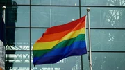 Aufnahme einer wehenden Regenbogenflagge, die die LGBTQ+-Gemeinschaft repr&auml;sentiert