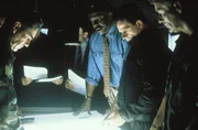 Die Einsatzkr&auml;fte besprechen mit Dekan Edward Parker (Louis Gossett Jr.,m.) den Plan, um die Sch&uuml;ler zu befreien. . Boy Soldiers