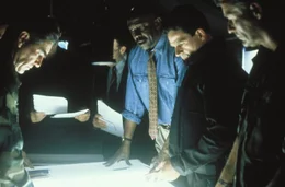 Die Einsatzkr&auml;fte besprechen mit Dekan Edward Parker (Louis Gossett Jr.,m.) den Plan, um die Sch&uuml;ler zu befreien. . Boy Soldiers