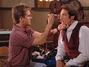 Jesse (Charlie Schlatter, l.) untersucht Steve (Barry Van Dyke, r.), der nach einem misslungenen Stunt an Schwindelanf&auml;llen leidet.