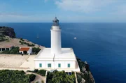 Formentera ist die kleinste der Balearen. Tiefblaues Meer, goldene Strände, ein paar Dörfer und Leuchttürme – das ist längst nicht alles, was die Insel zu bieten hat. Formentera ist die kleinste der Balearen. Tiefblaues Meer, goldene Strände, ein paar Dörfer und Leuchttürme – das ist längst nicht alles, was die Insel zu bieten hat.
