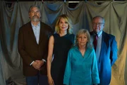Es soll Jahrzehnte dauern, um den Mord von 1976 an der damals 17-jährigen Virginia Kegans aufzuklären. Paula Zahn (li.) rollt den Fall erneut auf und spricht mit der Schwester des Opfers, Ann Smith, sowie den Ermittlern Kyle Eastridge (li.) und Bob Thompson. Es soll Jahrzehnte dauern, um den Mord von 1976 an der damals 17-jährigen Virginia Kegans aufzuklären. Paula Zahn (li.) rollt den Fall erneut auf und spricht mit der Schwester des Opfers, Ann Smith, sowie den Ermittlern Kyle Eastridge (li.) und Bob Thompson.
