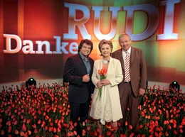 rbb Fernsehen DANKE RUDI, "Eine Hommage an Rudi Carrell", am Sonntag (26.12.10) um 20:15 Uhr. Moderator Bernd Stelter hat prominente Freunde, Wegbegleiter, Bewunderer und Fans von Rudi eingeladen, um mit ihnen noch einmal an den Menschen, den Entertainer, den Musiker und genialen Unterhalter Rudi Carrell zu erinnern. - V.l. Andy Borg, Marijke Amado und Gastgeber Bernd Stelter.