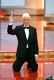 Sichtlich erfreut nahm Rudi Carrell bei der Verleihung des Deutschen Fernsehpreises den Ehrenpreis entgegen.