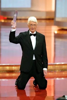 Sichtlich erfreut nahm Rudi Carrell bei der Verleihung des Deutschen Fernsehpreises den Ehrenpreis entgegen.