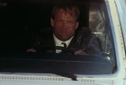Ein geheimnisvoller Kopfgeldj&auml;ger (Brian Thompson) will unbedingt seine Mission erf&uuml;llen.