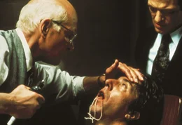 Ein ganz spezielles Doktorspiel: Der fr&uuml;here KZ-Arzt Szell (Sir Laurence Olivier, links) scheut vor keinem Mittel zur&uuml;ck, um Babe Levy (Dustin Hoffman, Mitte) zum Reden zu bringen.