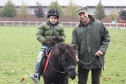 Daniel (Alexander T&uuml;rk, l.) genie&szlig;t den Tag am Gest&uuml;t. Stallmeister Hans (Mike Maas, r.) l&auml;sst ihn sogar auf einem Pony reiten ...
