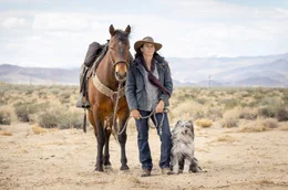 Longriderin Samantha Szesciorka, Mustang-Hengst Freemont und Hundedame Juniper erkunden auf einsamen Ausritten die Weiten Nevadas.