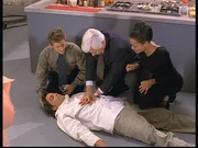 (v.l.n.r.) Jesse (Charlie Schlatter), Mark (Dick Van Dyke) und Amanda (Victoria Rowell) versuchen vergebens, Fernsehkoch Ren&eacute; (Julian Stone) wiederzubeleben.