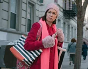 ìFinance Brosî - When a Wall Street titan (Alan Ruck) is murdered after giving away his fortune, Elsbeth suspects the victim's twin brother and business partner (also Alan Ruck) in a deadly case of sibling rivalry, on the CBS original series ELSBETH. Pictured: Carrie Preston as Elsbeth Tascioni. ìFinance Brosî - When a Wall Street titan (Alan Ruck) is murdered after giving away his fortune, Elsbeth suspects the victim's twin brother and business partner (also Alan Ruck) in a deadly case of sibling rivalry, on the CBS original series ELSBETH. Pictured: Carrie Preston as Elsbeth Tascioni.