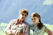 Lisbeth (Monika Baumgartner, l.) und Lilli (Ronja Forcher, r.) argw&ouml;hnen: Ist Martin (Hans Sigl) verliebt?