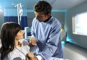 Stefanie (Diane Willems, l.) will das Krankenhaus verlassen. Martin (Hans Sigl, r.) beschw&ouml;rt sie, sich behandeln zu lassen.