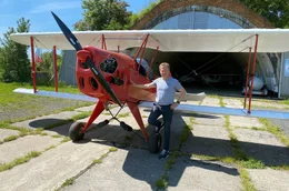 Jan Mei&szlig;ner und sein Leichtflugzeug Marke Eigenbau. Offizieller Bezeichnung ist Kiebitz