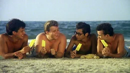 Die Freunde Momo (Jonathan Sagall, li.), Johnny (Zachi Noy, 2.v.li.), Victor (Avi Hadash) und Benny (Jesse Katzur, re.) schmieden schon wieder Pl&auml;ne..Die Freunde Momo (Jonathan Sagall, li.), Johnny (Zachi Noy, 2.v.li.), Victor (Avi Hadash) und Benny (Jesse Katzur, re.) schmieden schon wieder PlĂ&curren;ne..