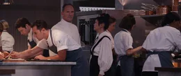 Mitte: Chef Slowik (Ralph Fiennes) und Elsa (Hong Chau)