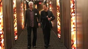 Als D.B. Russell (Ted Danson, l.) und sein New Yorker Kollege Mac Taylor (Gary Sinise) Macs Freundin Christine im Hotel zum gemeinsamen Essen abholen wollen, erleben sie eine b&ouml;se &Uuml;berraschung...